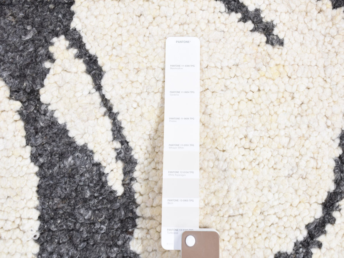 Modern / Contemporary hand-knotted wool rug in Ivory, 3' x 3' — SKU O080753 (view 3)