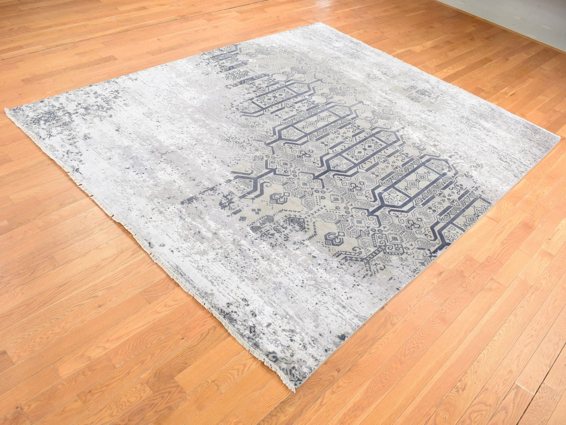 Transitional hand-knotted wool/silk rug in Gray, 8' x 9'10" — SKU O080792 (view 3)