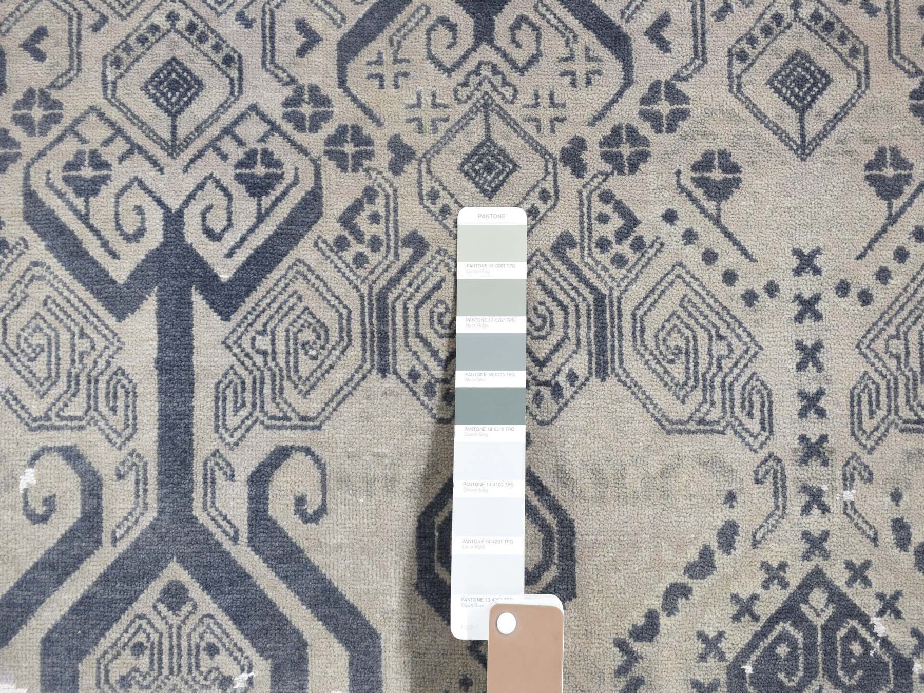 Transitional hand-knotted wool/silk rug in Gray, 8' x 9'10" — SKU O080792 (view 7)