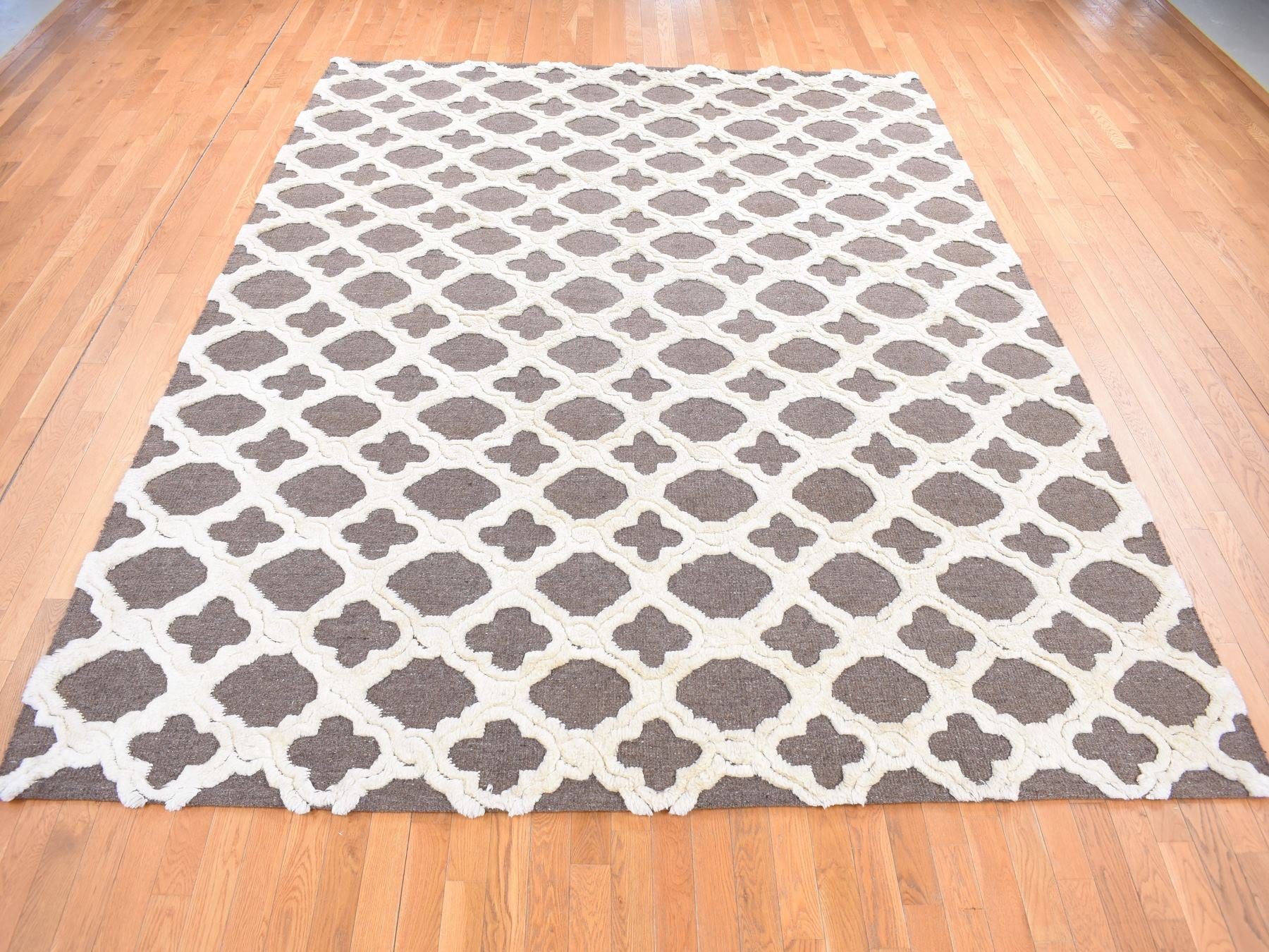 Modern / Contemporary hand-knotted wool rug in Ivory, 9'3" x 11'7" — SKU O080807 (view 2)