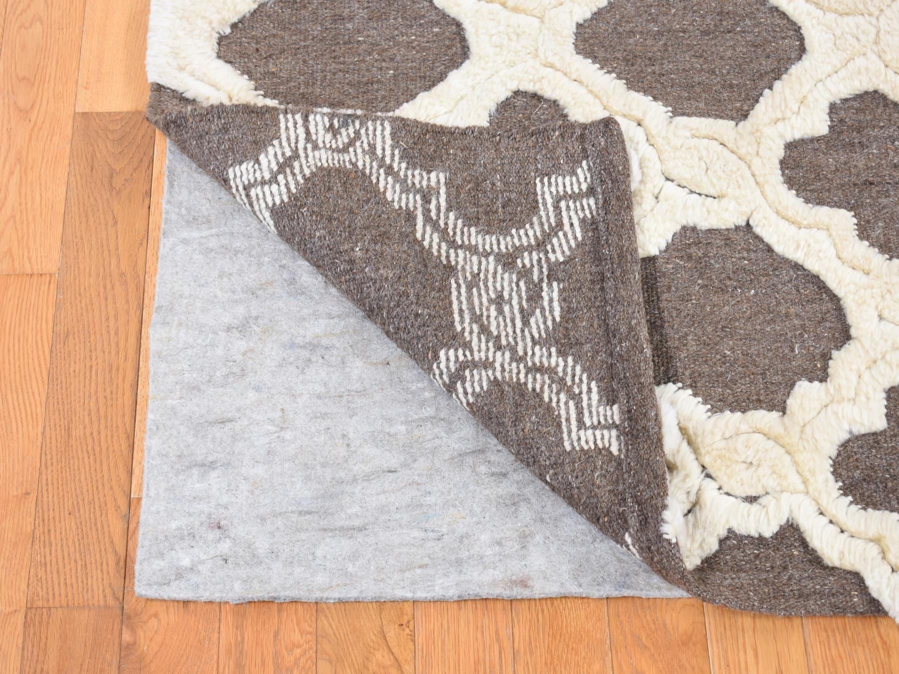 Modern / Contemporary hand-knotted wool rug in Ivory, 9'3" x 11'7" — SKU O080807 (view 4)