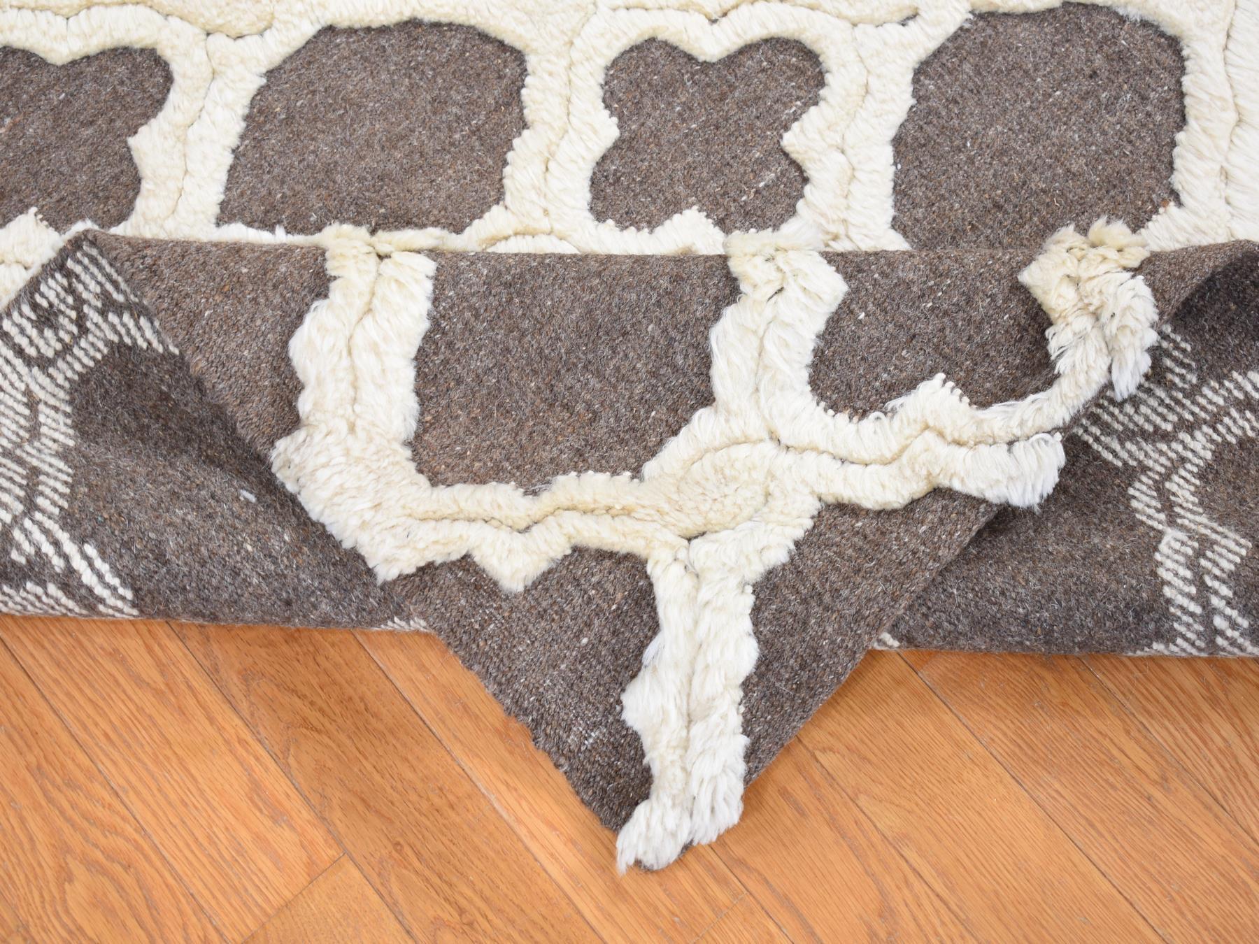 Modern / Contemporary hand-knotted wool rug in Ivory, 9'3" x 11'7" — SKU O080807 (view 5)