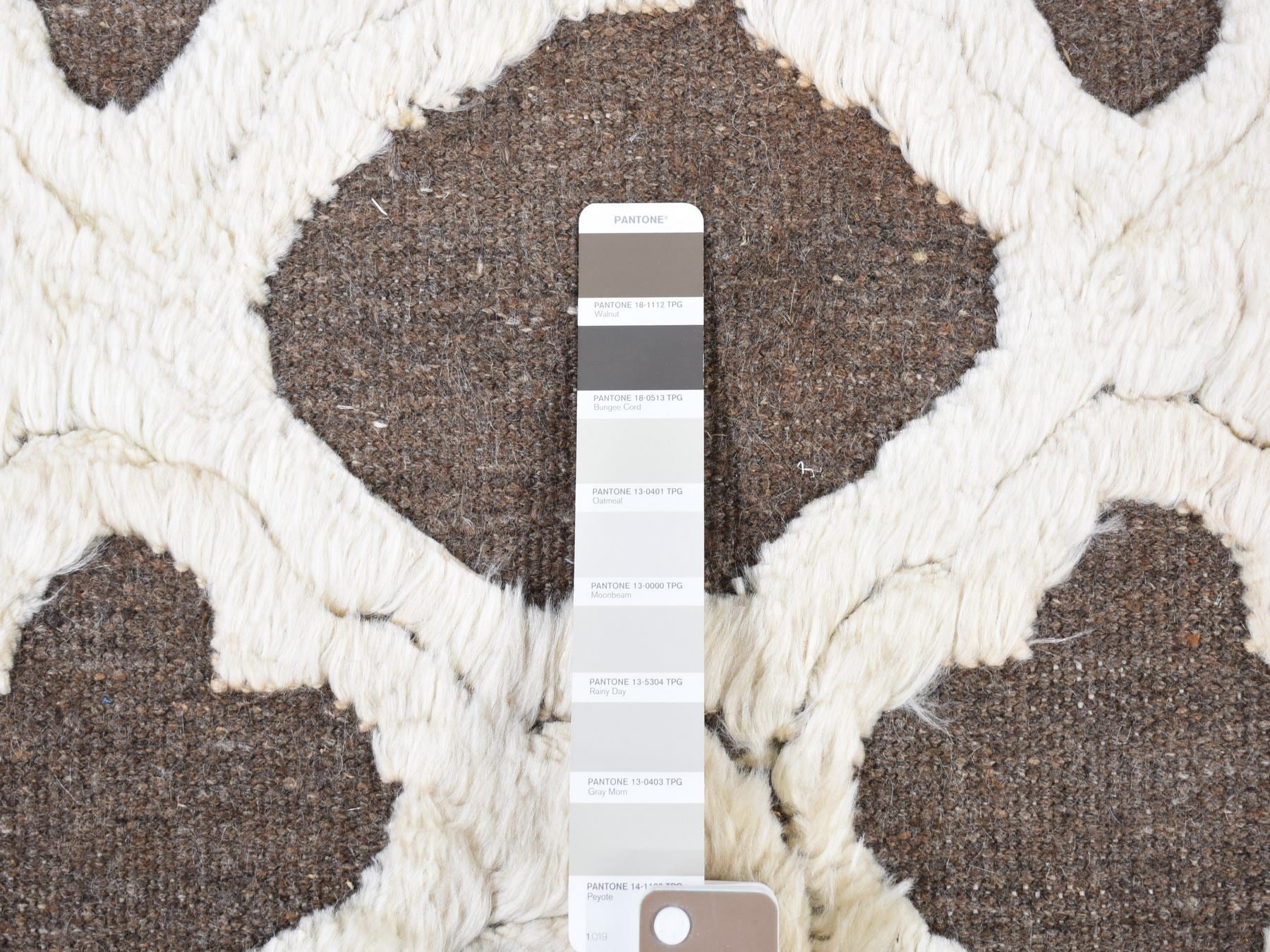 Modern / Contemporary hand-knotted wool rug in Ivory, 9'3" x 11'7" — SKU O080807 (view 7)