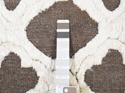 Modern / Contemporary hand-knotted wool rug in Ivory, 9'3" x 11'7" — SKU O080807 (view 7)