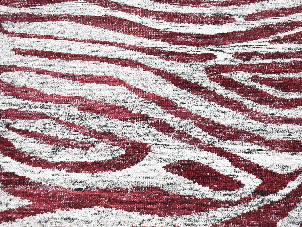 Modern / Contemporary hand-knotted wool rug in Ivory, 9' x 11'7" — SKU O080816 (view 8)