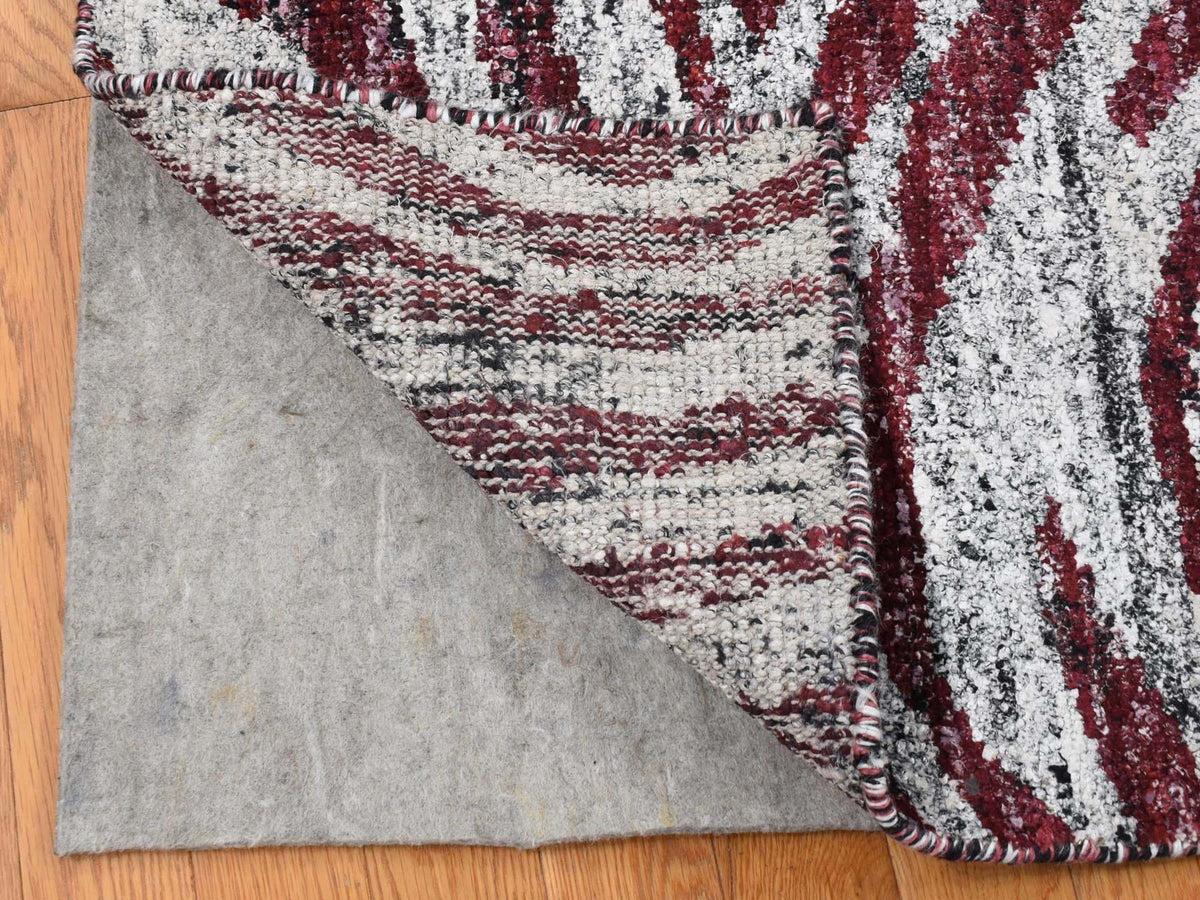 Modern / Contemporary hand-knotted sari silk rug in Red, 8'10" x 11'9" — SKU O080821 (view 4)