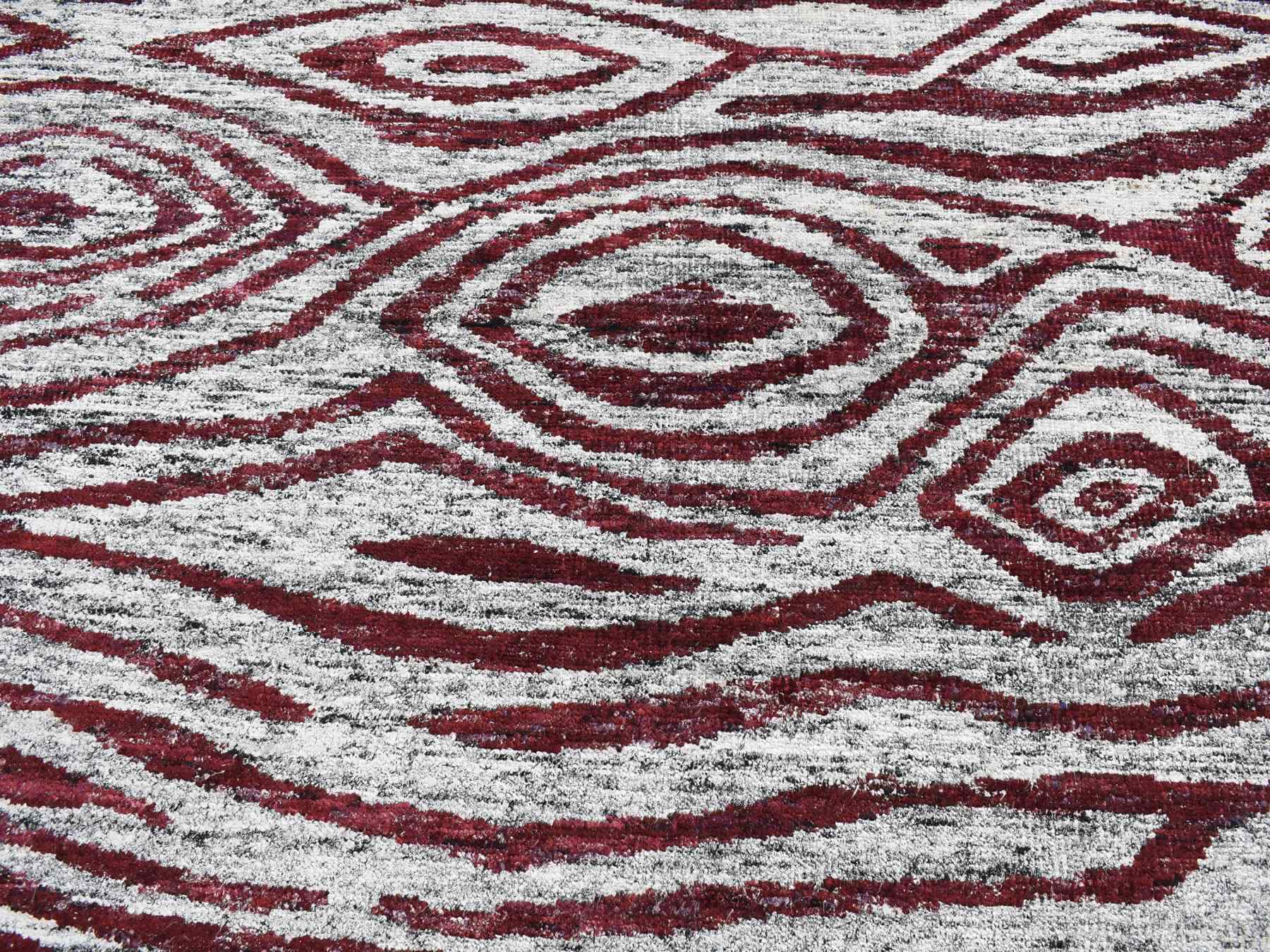 Modern / Contemporary hand-knotted sari silk rug in Red, 8'10" x 11'9" — SKU O080821 (view 8)