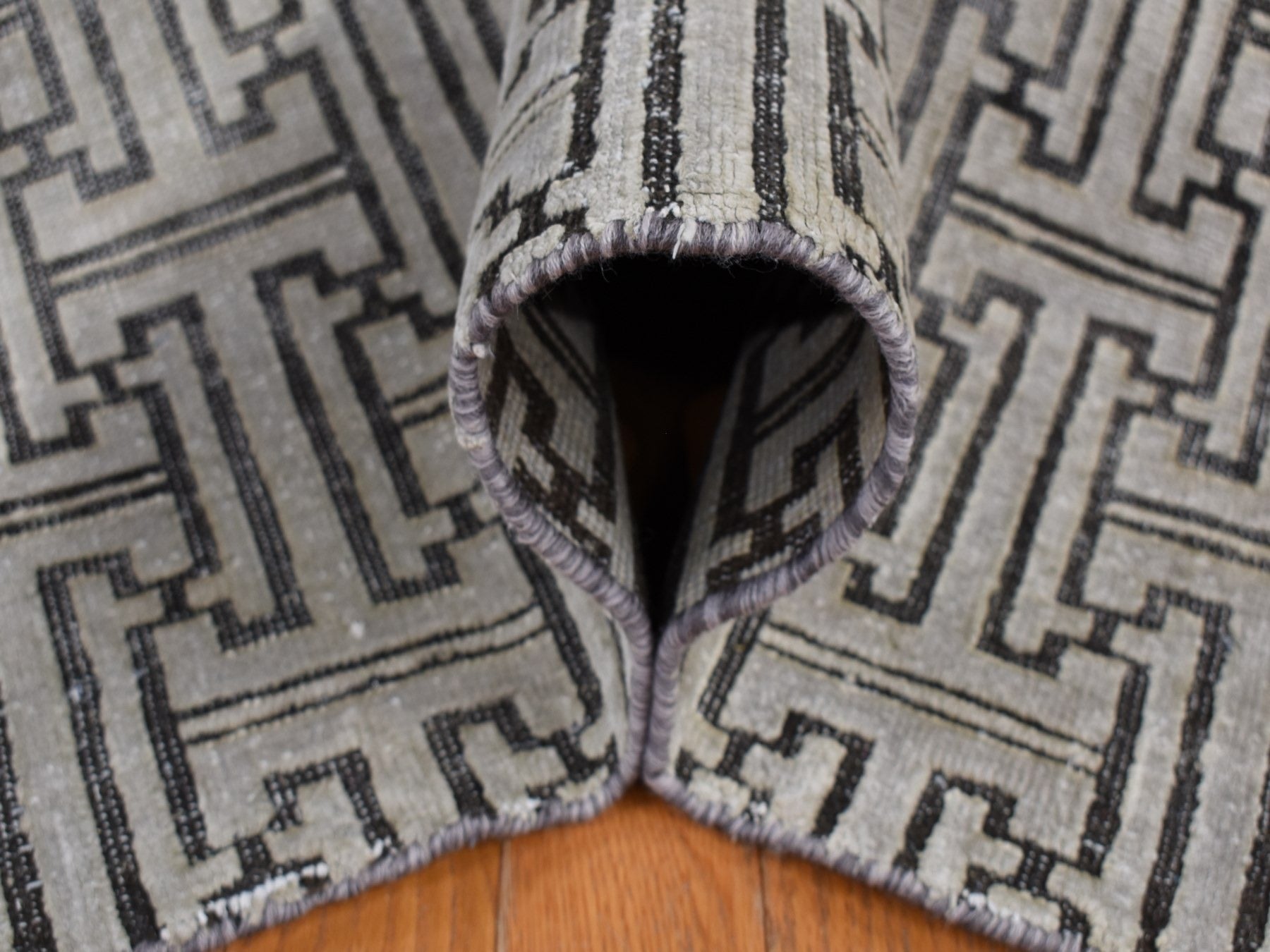 Modern / Contemporary hand-knotted wool/silk rug in Gray, 7'10" x 10'3" — SKU O080832 (view 6)