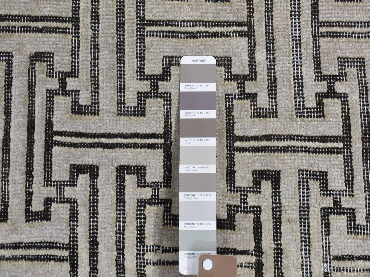 Modern / Contemporary hand-knotted wool/silk rug in Gray, 7'10" x 10'3" — SKU O080832 (view 7)