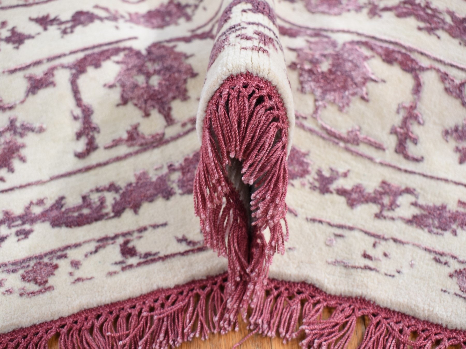 Transitional hand-knotted wool/silk rug in Ivory, 9'2" x 12'1" — SKU O080910 (view 6)