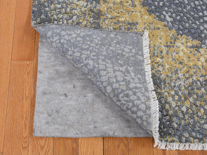 Transitional hand-knotted wool/pure silk rug in Gray, 5'2" x 7' — SKU O080962 (view 3)