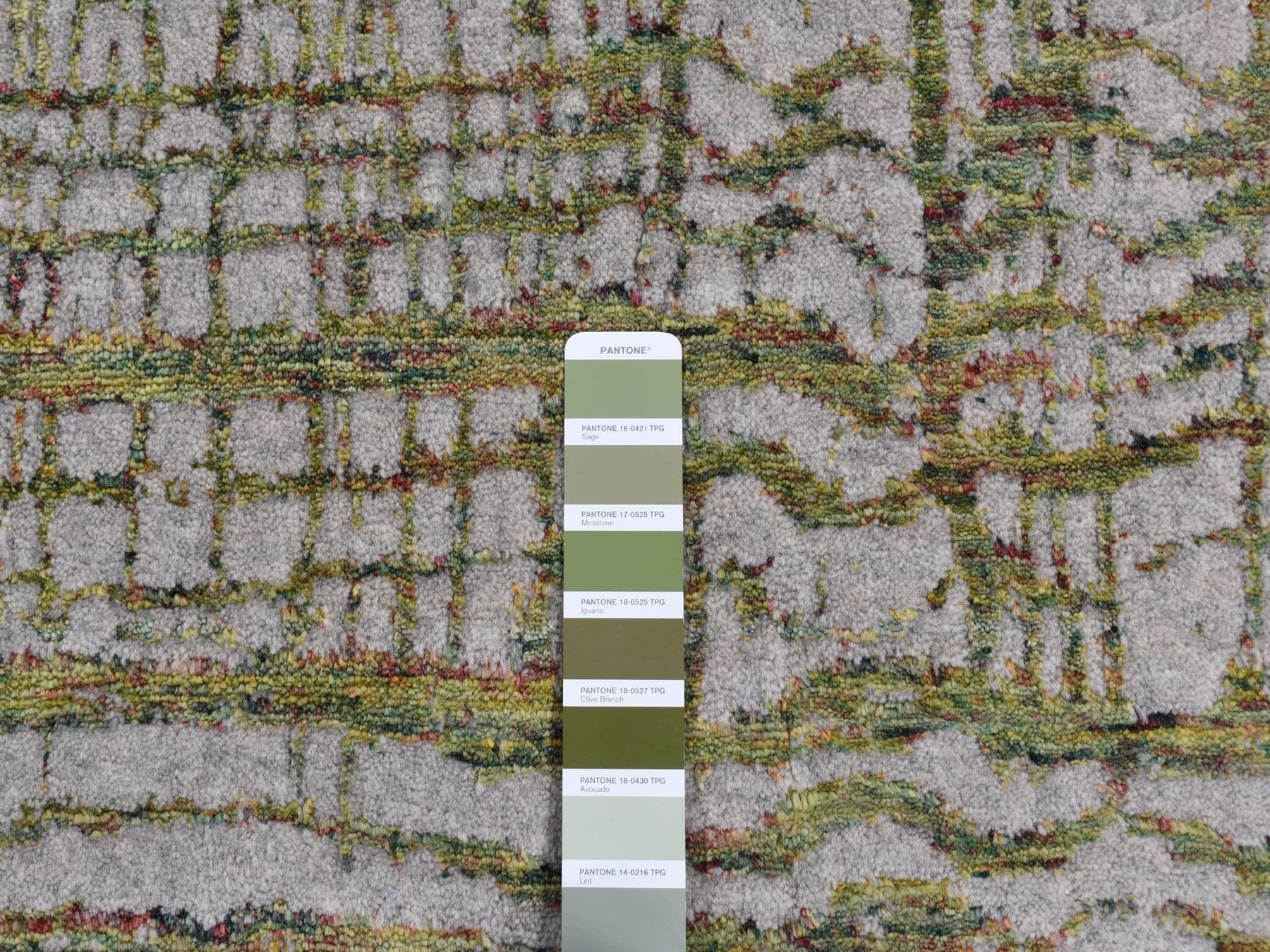 Modern / Contemporary hand-knotted wool/silk rug in Gray, 6' x 8'9" — SKU O080968 (view 7)
