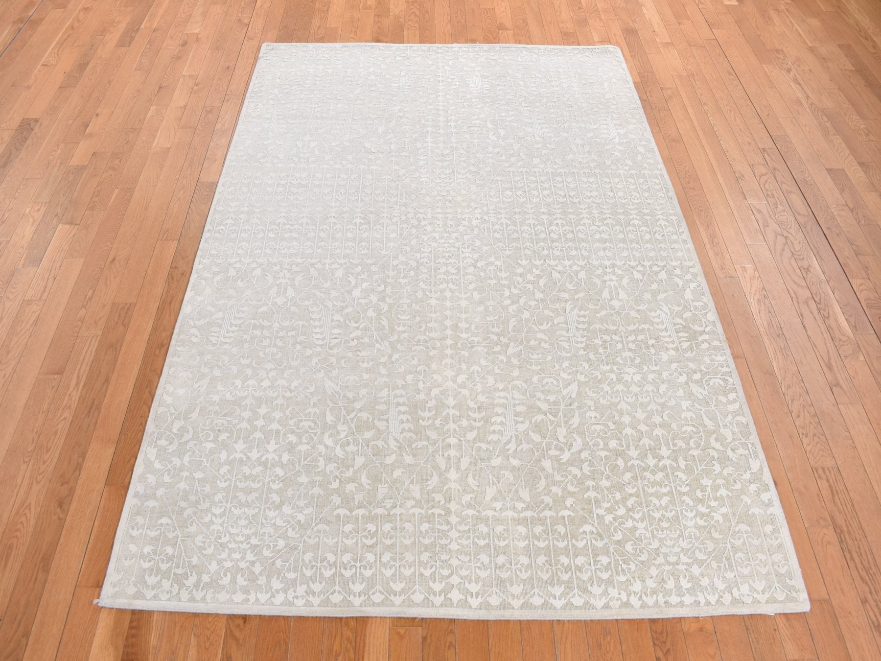 Modern / Contemporary hand-knotted wool/silk rug in Ivory, 6'1" x 9'4" — SKU O080971 (view 2)