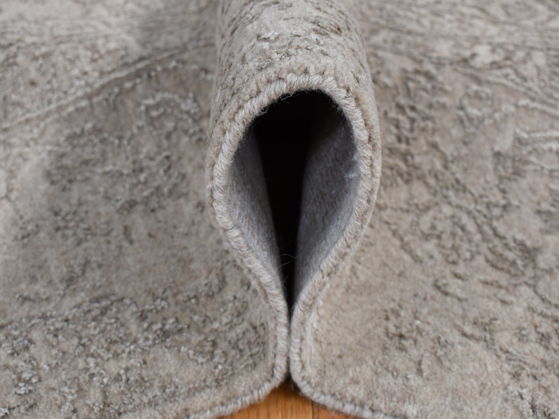 Modern / Contemporary hand-knotted wool/art silk rug in Gray, 5'9" x 9' — SKU O080977 (view 6)