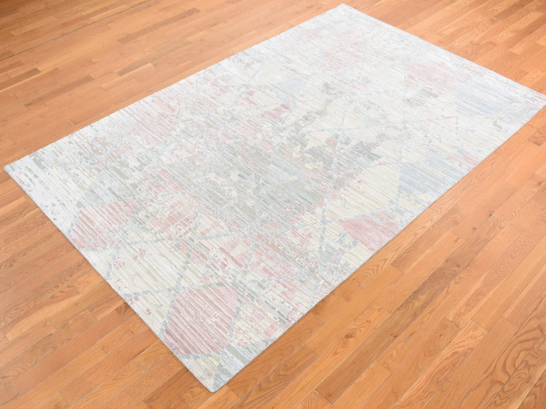 Modern / Contemporary hand-knotted wool/silk rug in Ivory, 5'9" x 9'3" — SKU O080986 (view 3)
