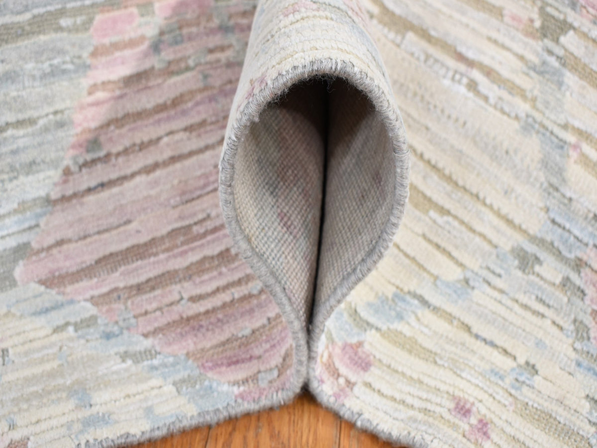 Modern / Contemporary hand-knotted wool/silk rug in Ivory, 5'9" x 9'3" — SKU O080986 (view 6)