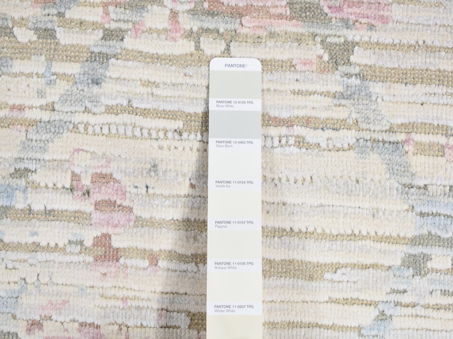 Modern / Contemporary hand-knotted wool/silk rug in Ivory, 5'9" x 9'3" — SKU O080986 (view 7)