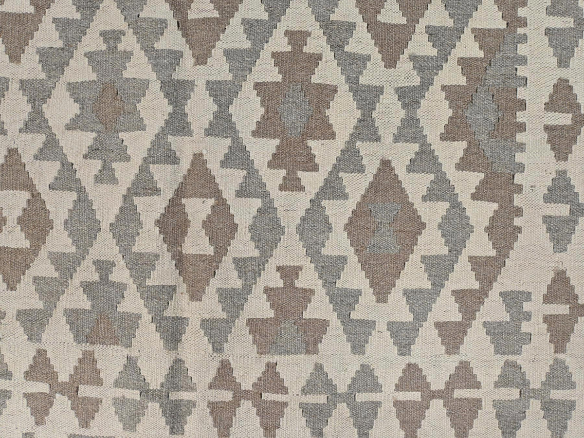 Kilim Flat-Weave hand-knotted wool rug in Ivory, 4'9" x 6'5" — SKU O081828 (view 2)