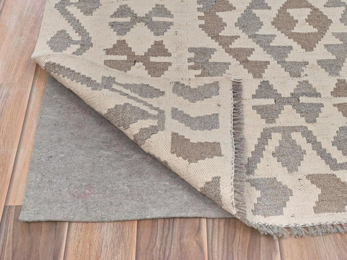 Kilim Flat-Weave hand-knotted wool rug in Ivory, 4'9" x 6'5" — SKU O081828 (view 3)