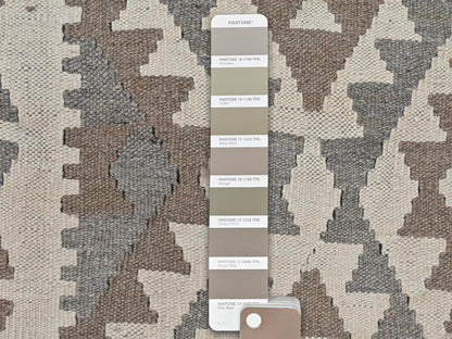 Kilim Flat-Weave hand-knotted wool rug in Ivory, 4'9" x 6'5" — SKU O081828 (view 4)