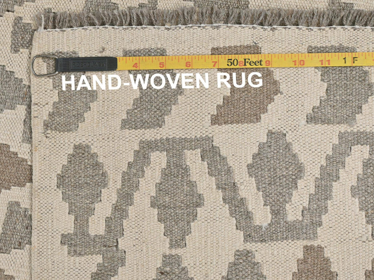 Kilim Flat-Weave hand-knotted wool rug in Ivory, 4'9" x 6'5" — SKU O081828 (view 6)