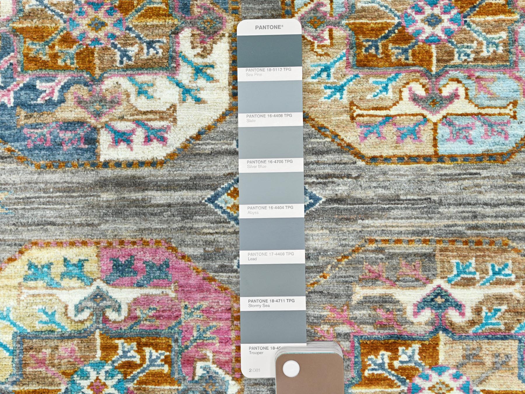 Kazak Kazak hand-knotted wool rug in Gray, 7'10" x 10'1" — SKU O082297 (view 7)