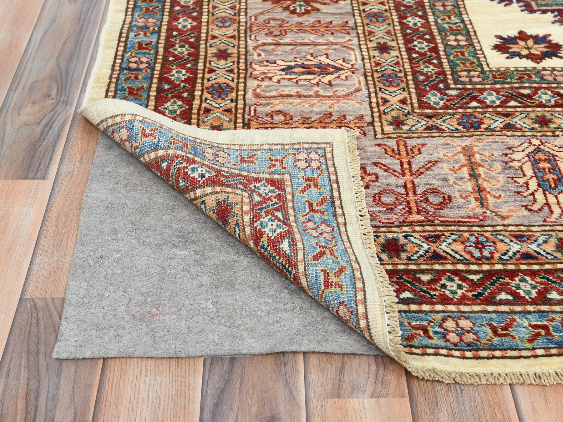 Kazak Kazak hand-knotted wool rug in Ivory & Beige, 9'3" x 12' — SKU O082380 (view 4)