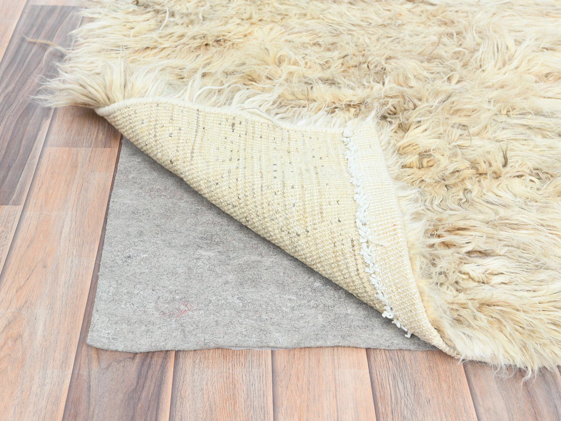 Modern / Contemporary hand-knotted wool runner in Beige, 2'7" x 10'1" — SKU O082573 (view 3)