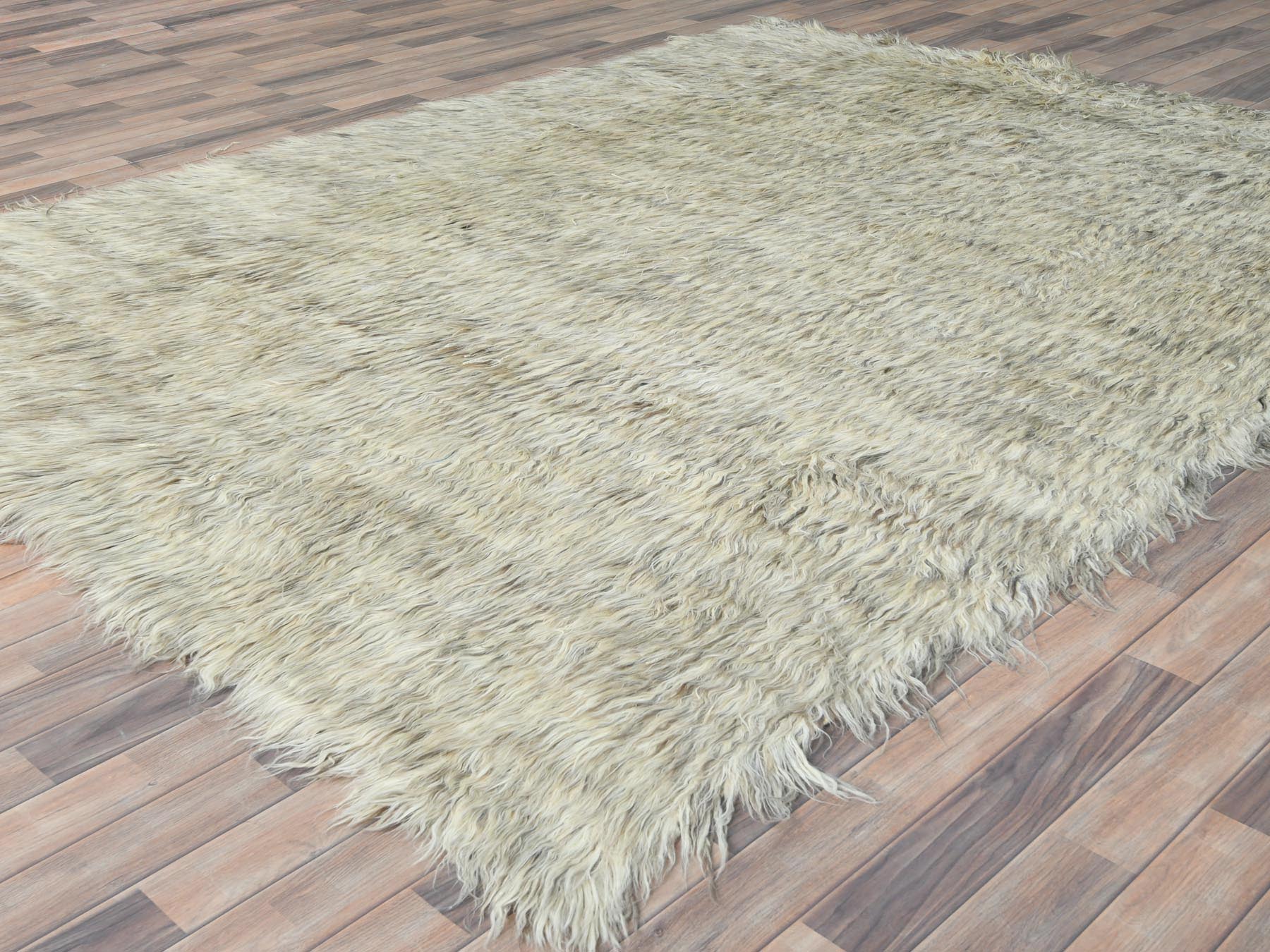 Modern / Contemporary hand-knotted wool rug in Gray, 7'7" x 9'10" — SKU O082661 (view 3)