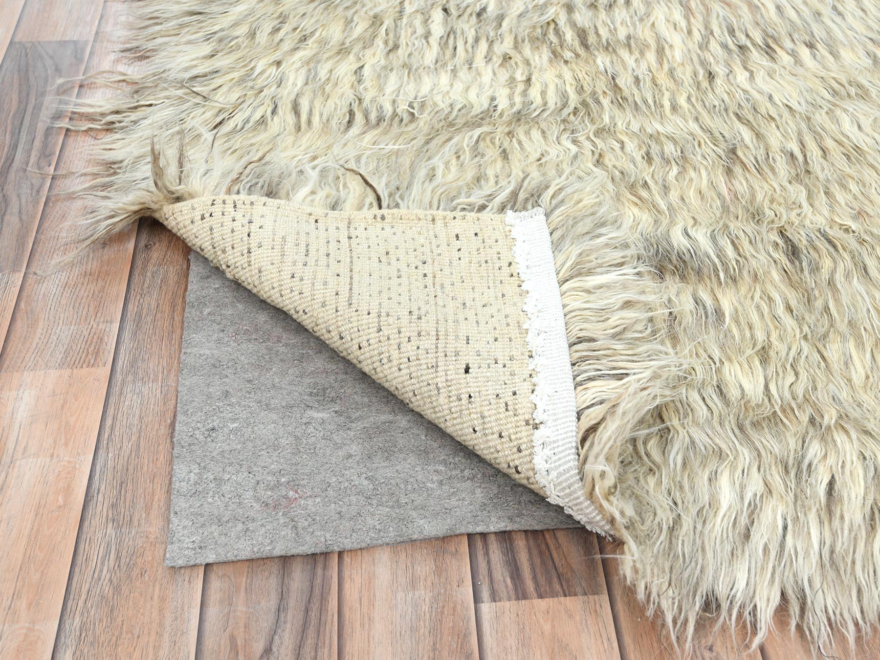 Modern / Contemporary hand-knotted wool rug in Gray, 7'7" x 9'10" — SKU O082661 (view 4)