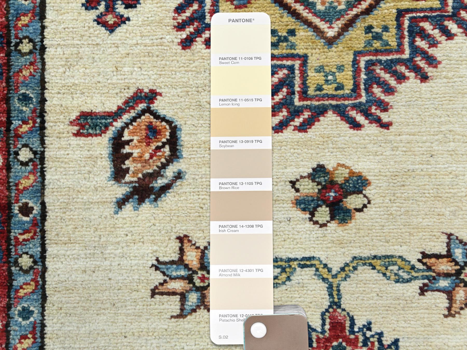 Kazak Kazak hand-knotted wool runner in Ivory & Red, 2'7" x 8'6" — SKU O082733 (view 4)