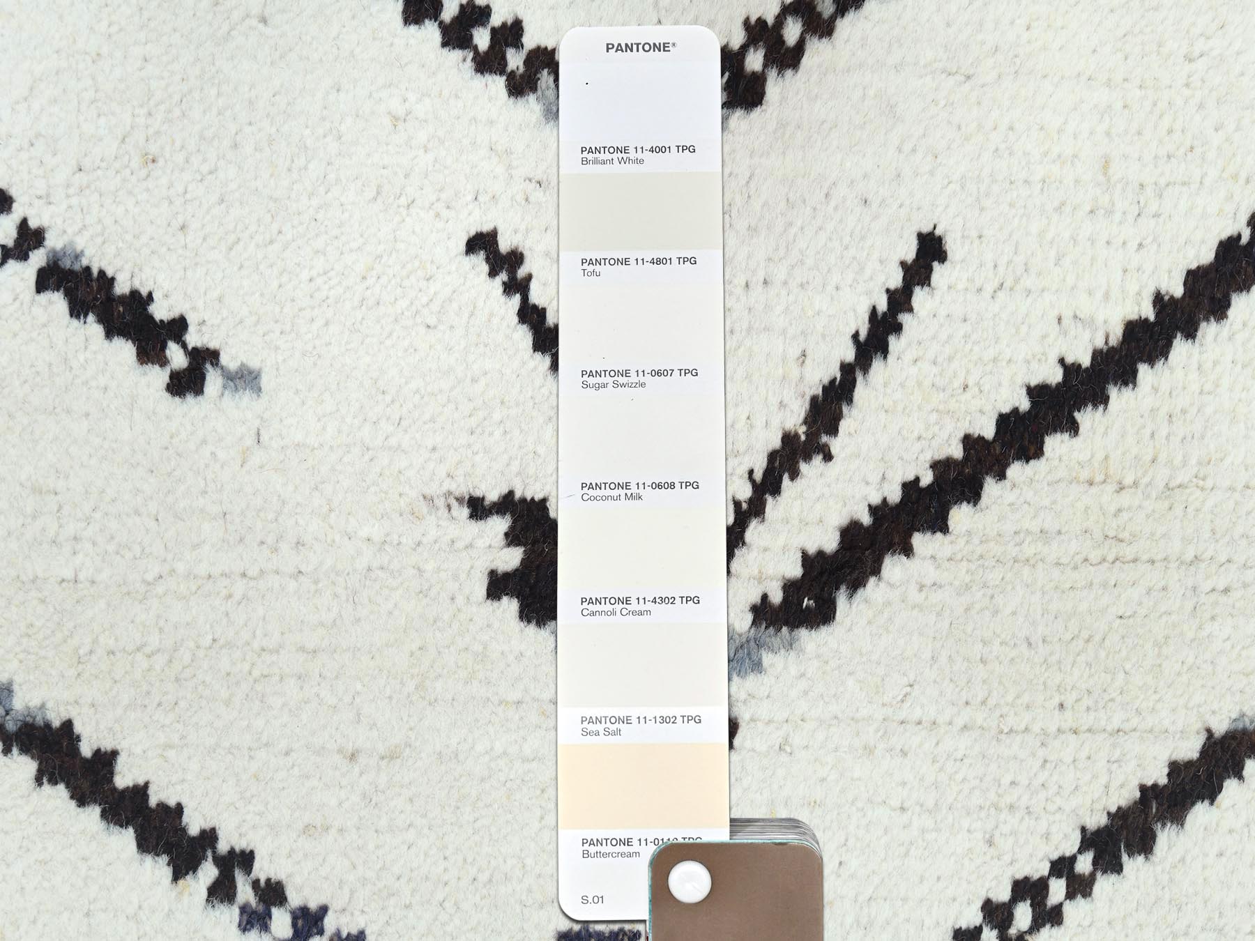 Tribal & Geometric hand-knotted wool rug in Ivory, 10' x 14'4" — SKU O082953 (view 7)