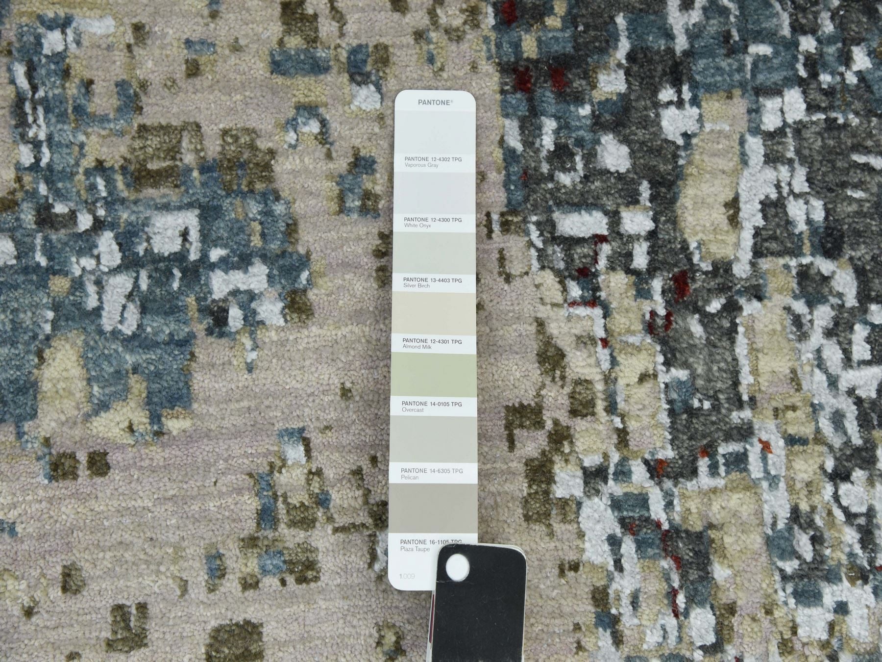 Modern / Contemporary hand-knotted wool rug in Gray, 10' x 14'2" — SKU O083085 (view 7)