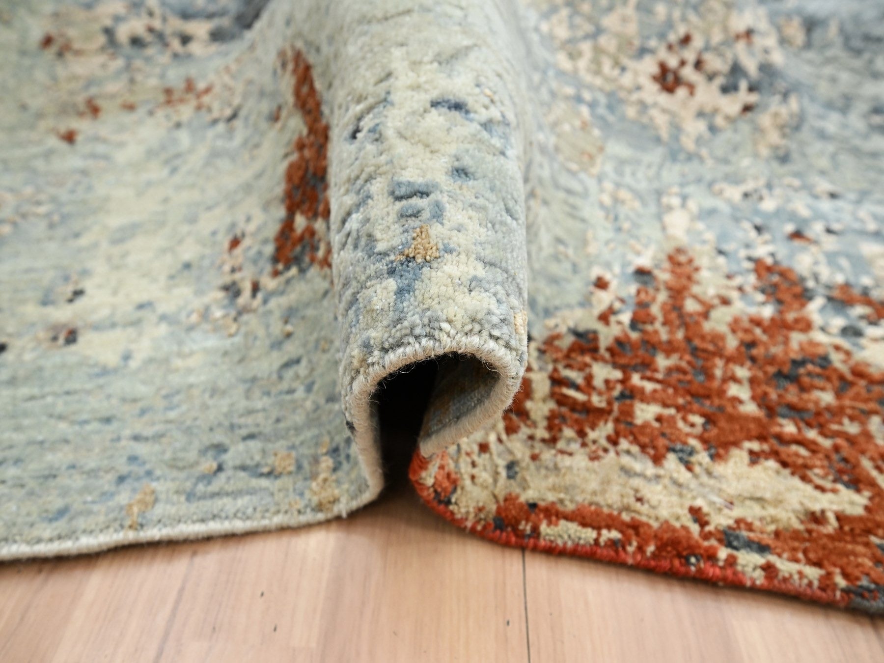 Modern / Contemporary hand-knotted wool rug in Gray, 8'1" x 10'2" — SKU O083133 (view 5)