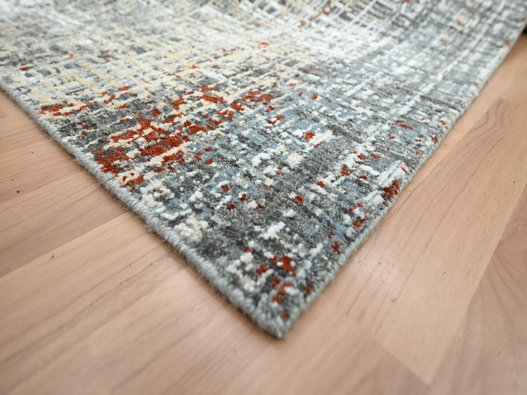 Modern / Contemporary hand-knotted wool rug in Gray, 9' x 12'3" — SKU O083152 (view 6)