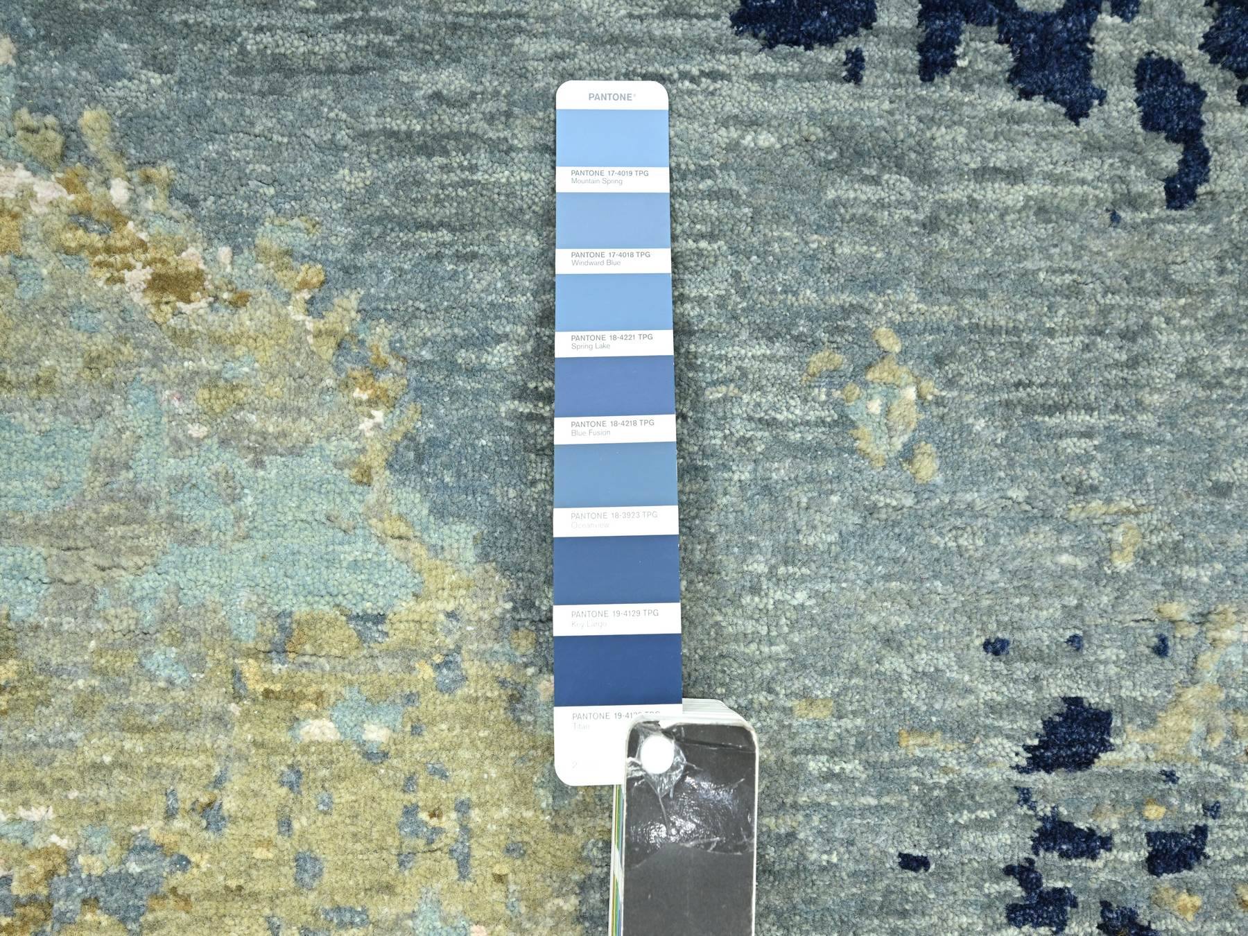 Modern / Contemporary hand-knotted wool runner in Gray, 2'6" x 9'11" — SKU O083176 (view 4)