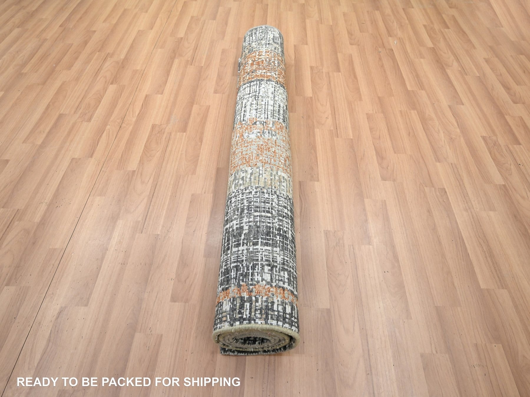 Modern / Contemporary hand-knotted wool rug in Gray, 4'1" x 6'3" — SKU O083179 (view 5)