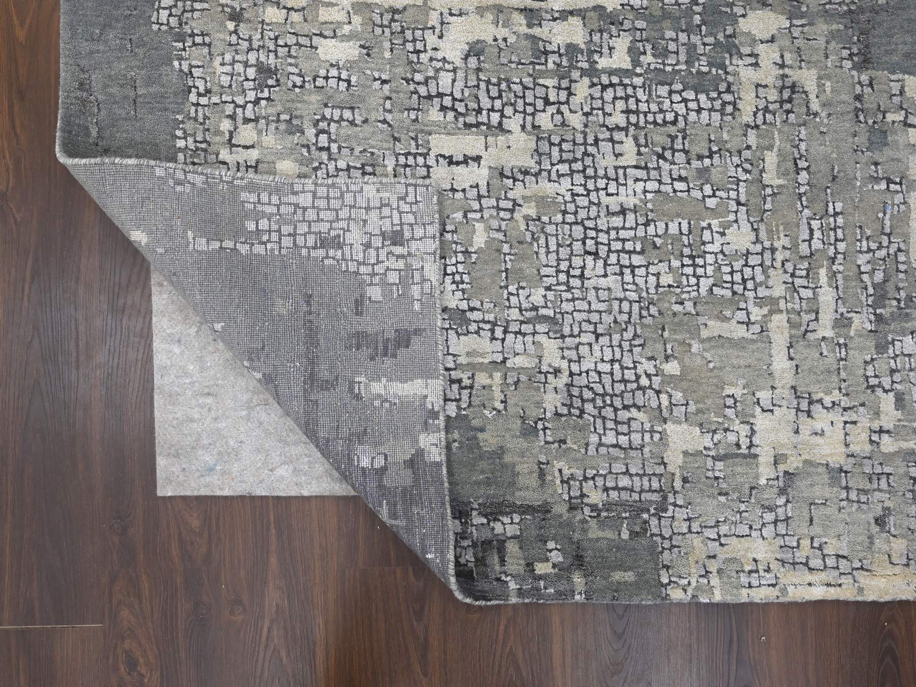 Modern / Contemporary hand-knotted wool/silk rug in Gray, 14' x 18' — SKU O084031 (view 4)