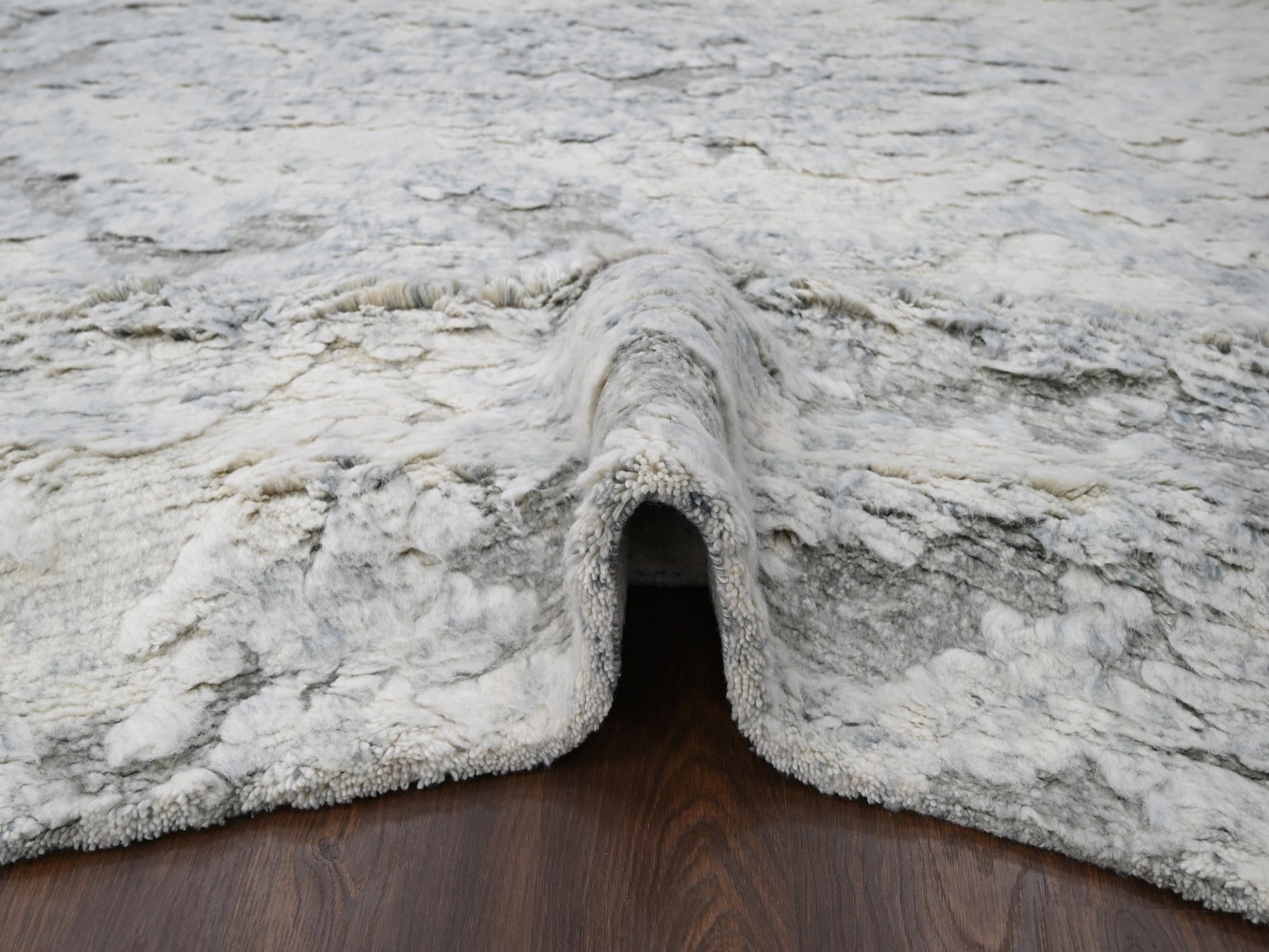 Modern / Contemporary hand-knotted wool rug in Ivory, 8' x 9'10" — SKU O084091 (view 5)