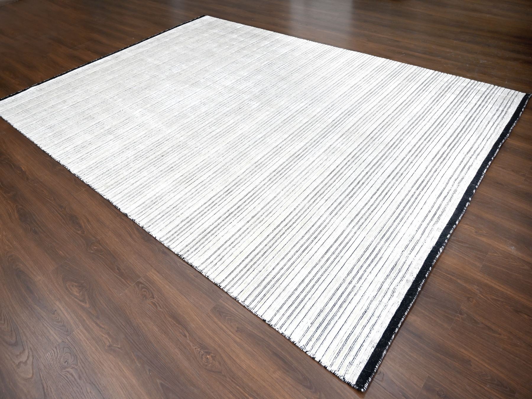 Modern / Contemporary hand-knotted wool/silk rug in Ivory, 9' x 12'1" — SKU O084279 (view 3)