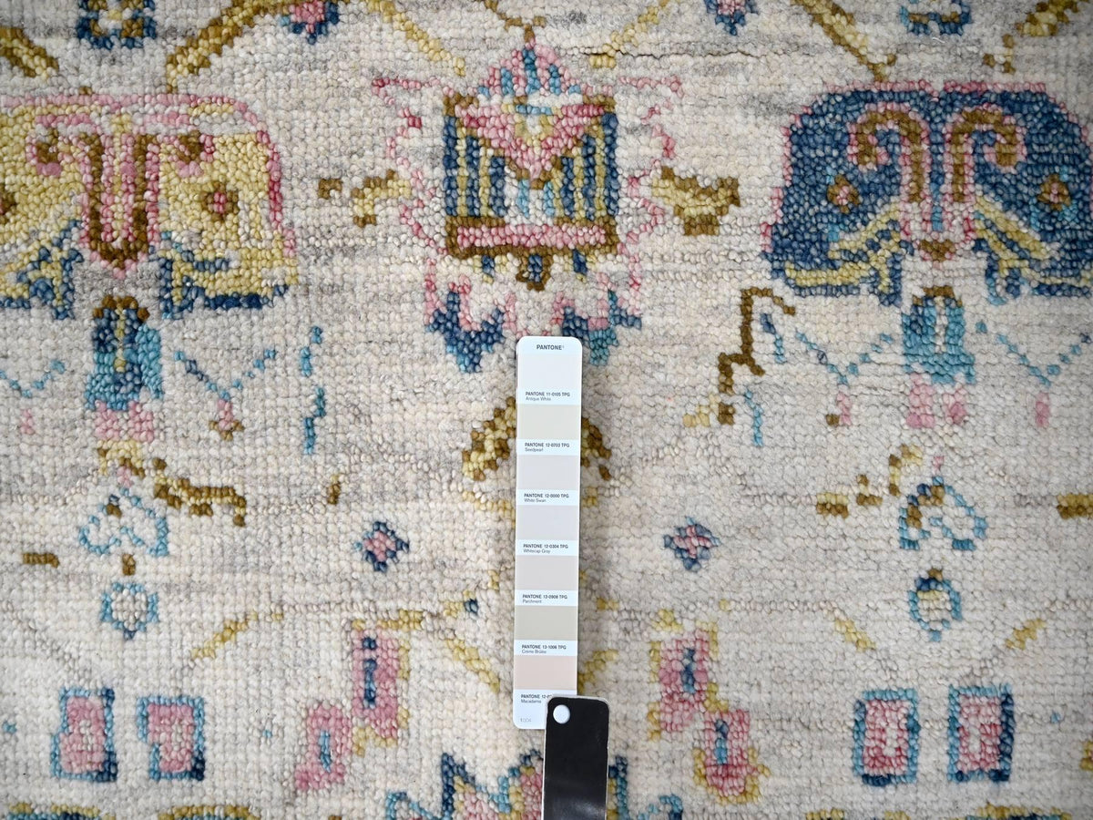 Mahal Oushak hand-knotted wool rug in Ivory & Sky blue, 5'10" x 8'10" — SKU O084294 (view 4)