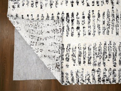 Modern / Contemporary hand-knotted wool rug in Ivory, 12'1" x 17'9" — SKU O084449 (view 4)