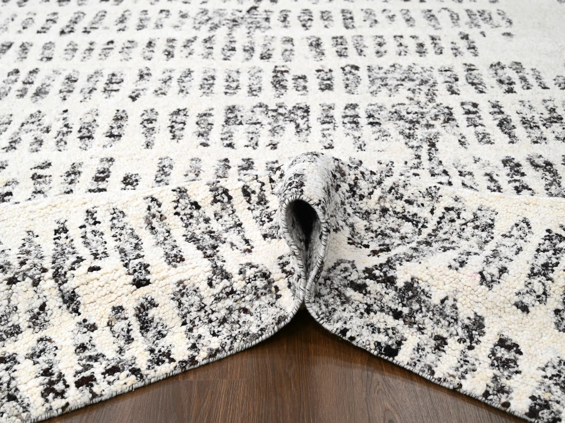 Modern / Contemporary hand-knotted wool rug in Ivory, 12'1" x 17'9" — SKU O084449 (view 5)