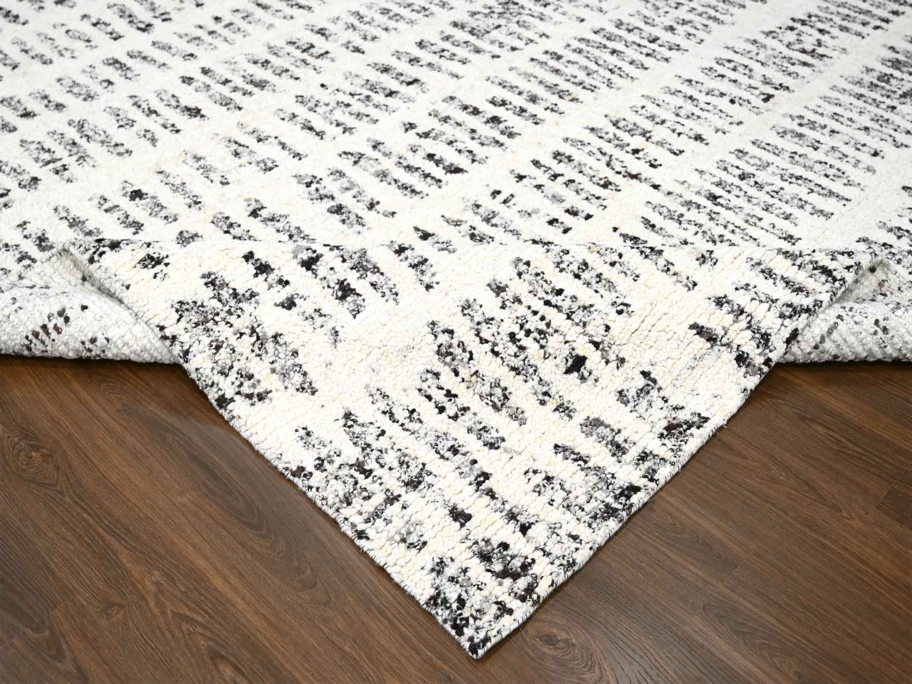 Modern / Contemporary hand-knotted wool rug in Ivory, 12'1" x 17'9" — SKU O084449 (view 6)