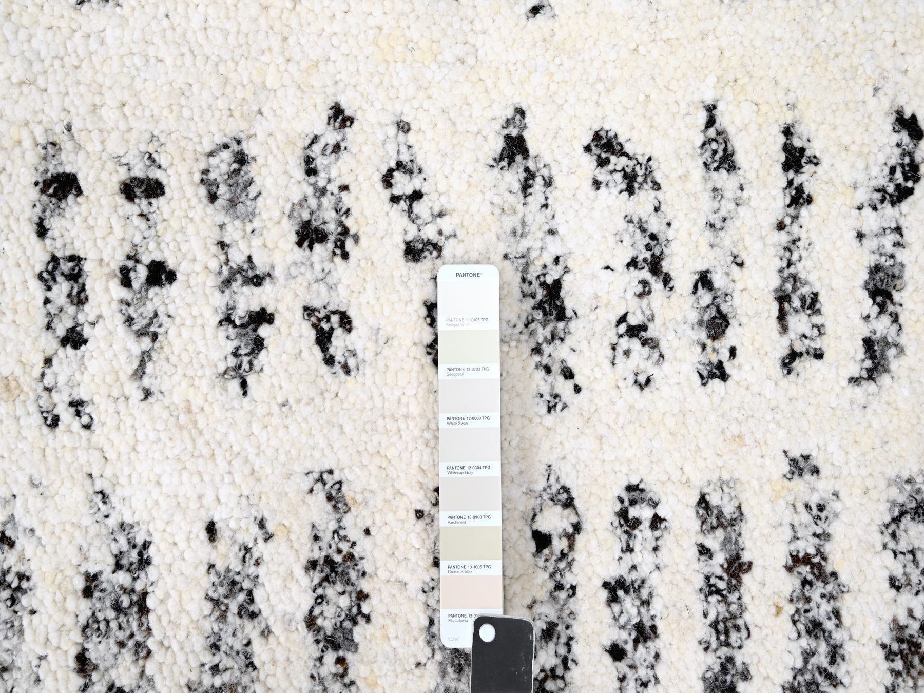 Modern / Contemporary hand-knotted wool rug in Ivory, 12'1" x 17'9" — SKU O084449 (view 7)
