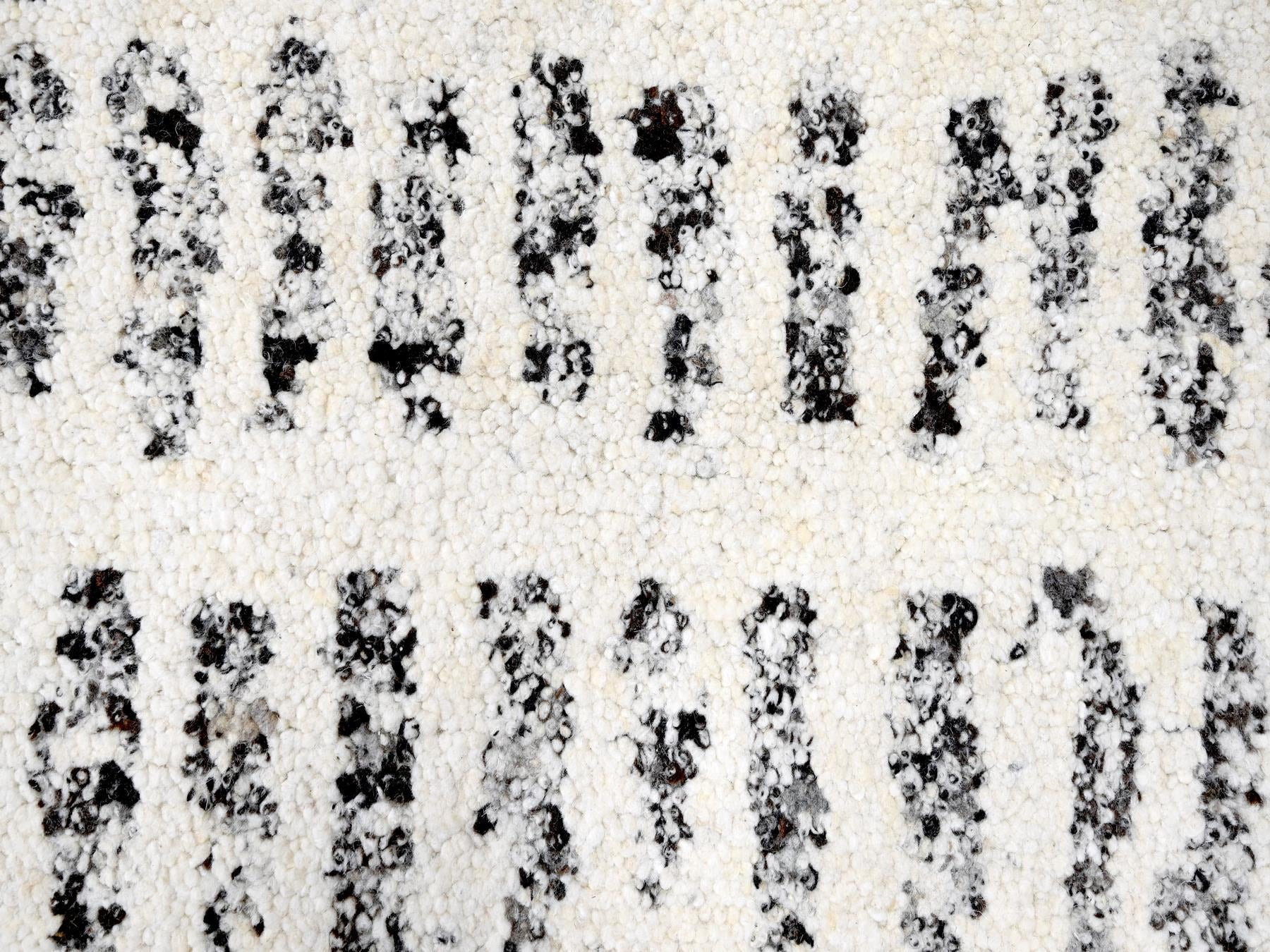 Modern / Contemporary hand-knotted wool rug in Ivory, 12'1" x 17'9" — SKU O084449 (view 8)