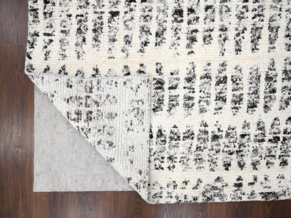 Modern / Contemporary hand-knotted wool rug in Ivory, 10'2" x 13'9" — SKU O084537 (view 4)