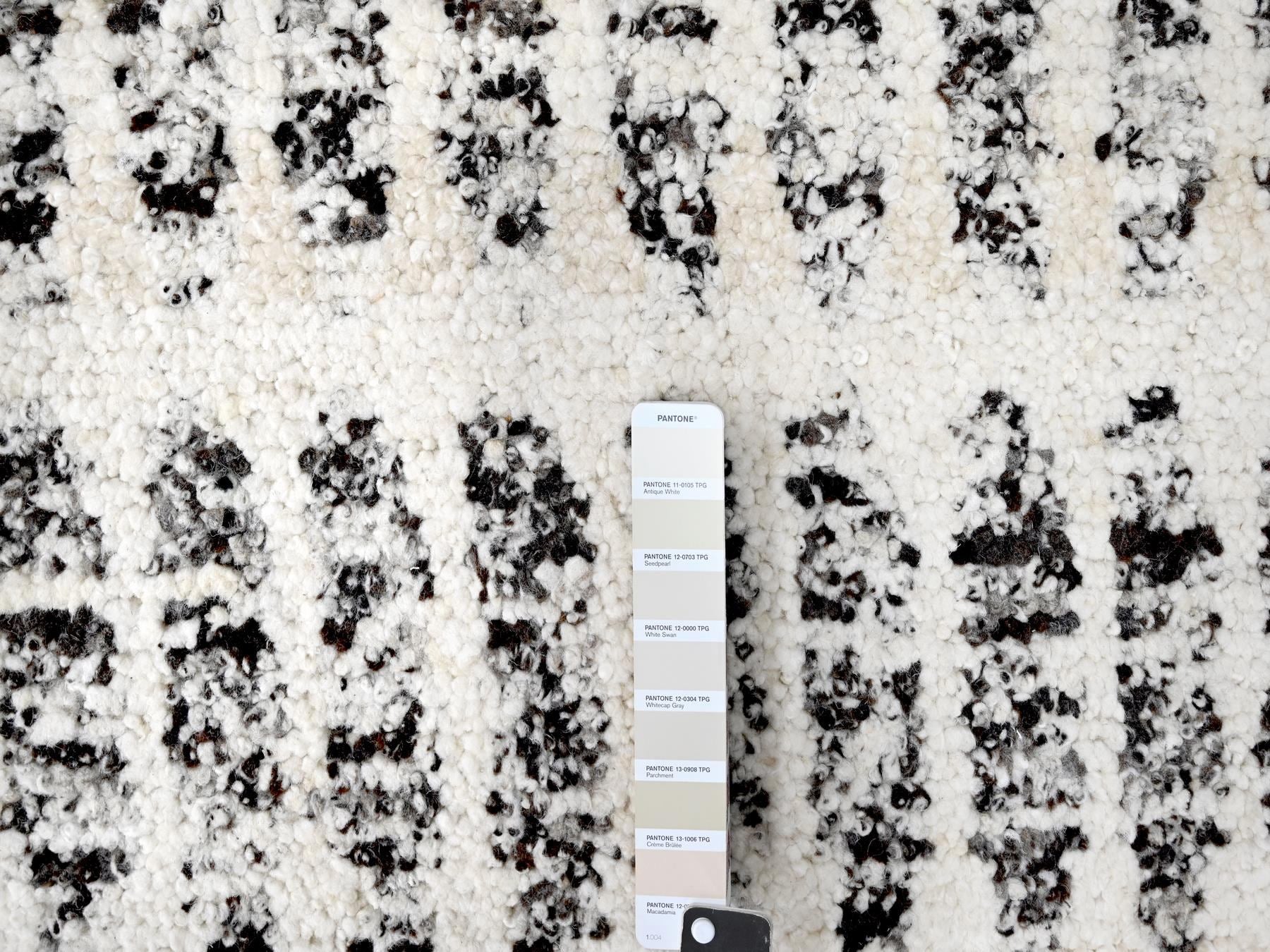 Modern / Contemporary hand-knotted wool rug in Ivory, 10'2" x 13'9" — SKU O084537 (view 7)