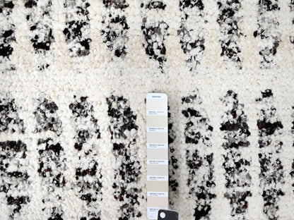 Modern / Contemporary hand-knotted wool rug in Ivory, 10'2" x 13'9" — SKU O084537 (view 7)