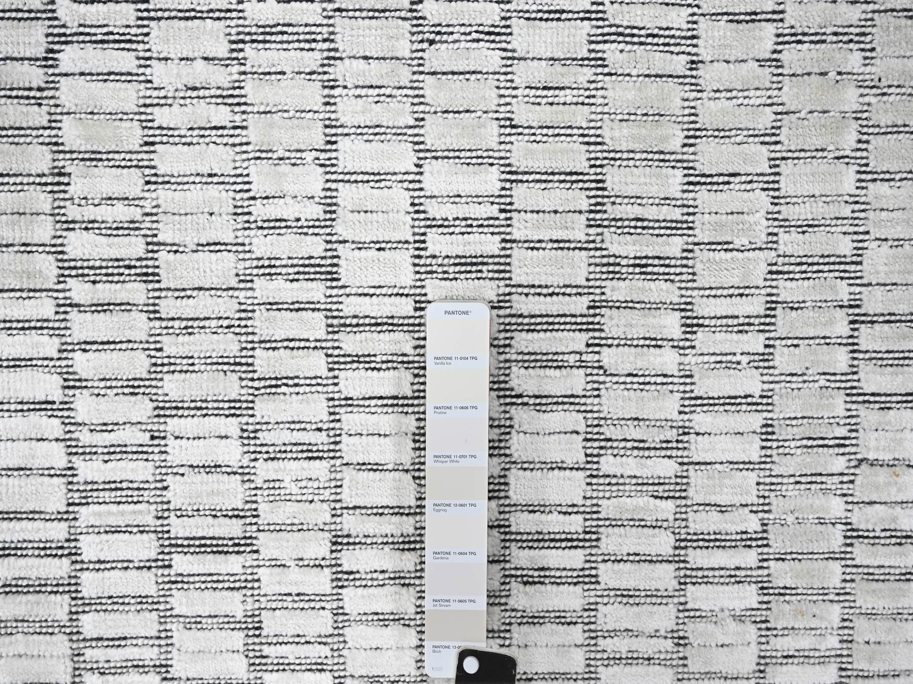 Modern / Contemporary hand-knotted wool/plant based silk rug in Ivory, 9' x 11'9" — SKU O084585 (view 7)